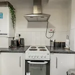 White House Apartment, Near Broadway Plaza, 2 Bedroom Sleeps 6, Free Wifi, Netflix