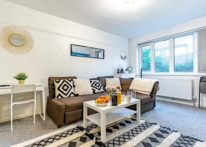 White House Apartment, Near Broadway Plaza, 2 Bedroom Sleeps 6, Free Wifi, Netflix
