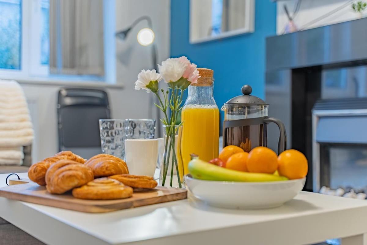 White House Apartment, Near Broadway Plaza, 2 Bedroom Sleeps 6, Free Wifi, Netflix Apartment