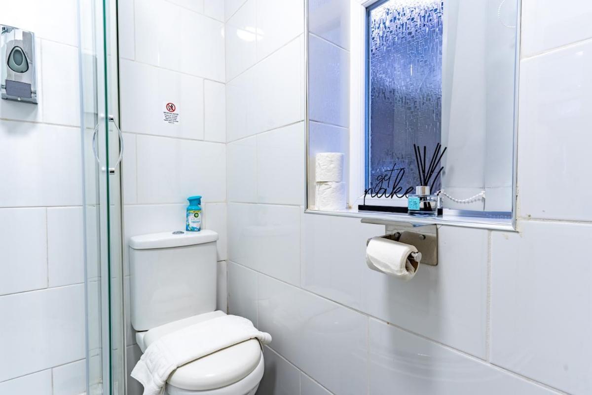 White House Apartment, Near Broadway Plaza, 2 Bedroom Sleeps 6, Free Wifi, Netflix Birmingham