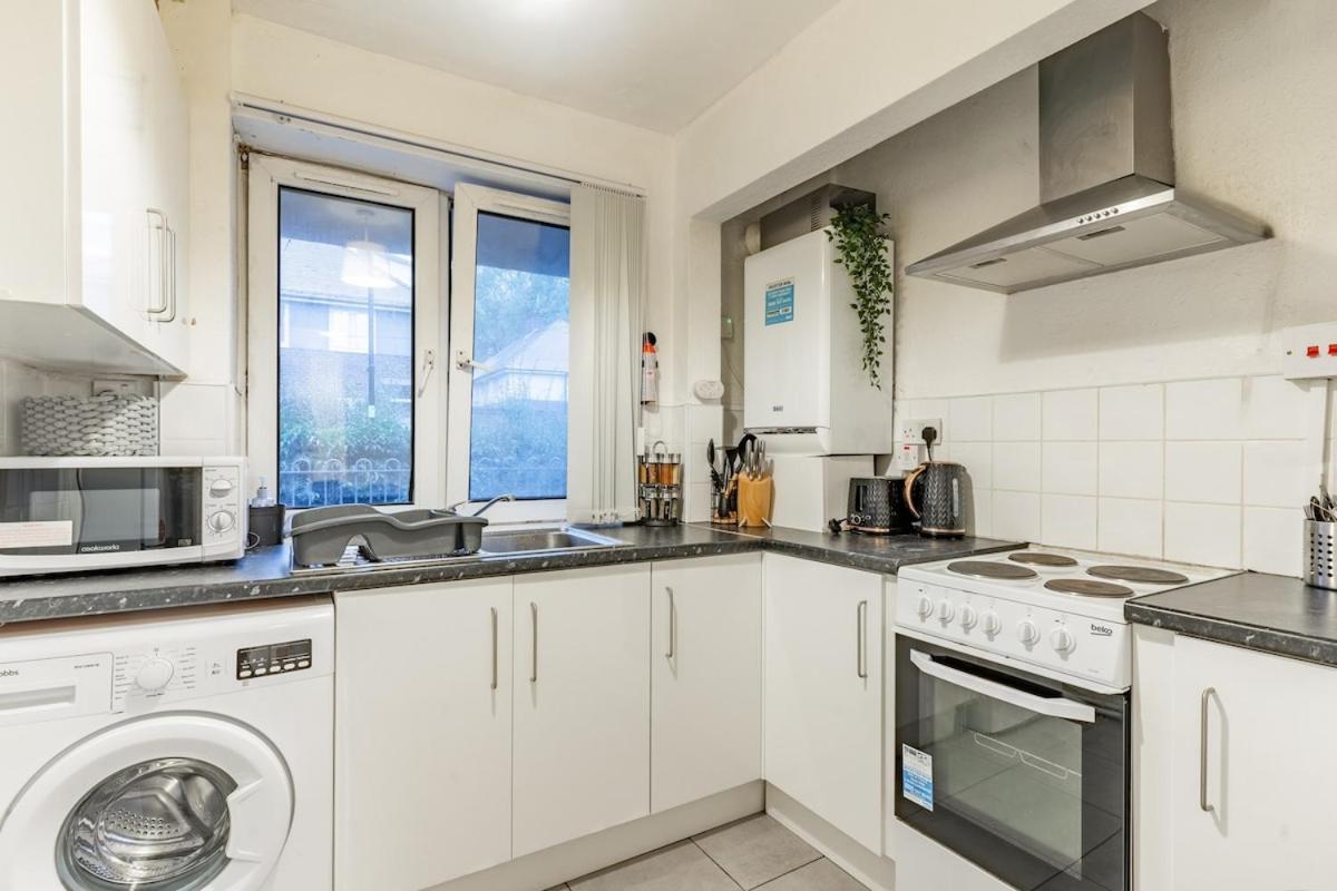 White House Apartment, Near Broadway Plaza, 2 Bedroom Sleeps 6, Free Wifi, Netflix Apartment *