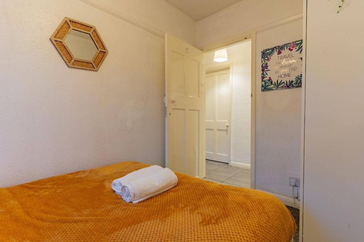 White House Apartment, Near Broadway Plaza, 2 Bedroom Sleeps 6, Free Wifi, Netflix