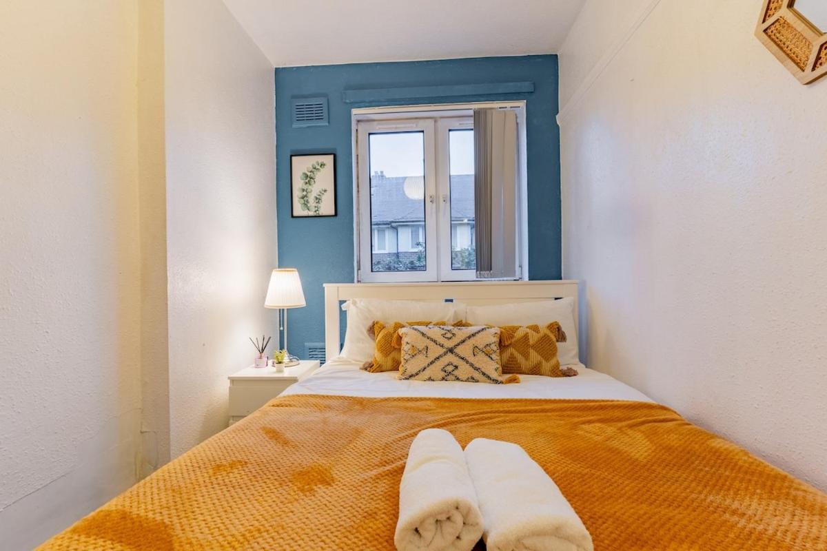 White House Apartment, Near Broadway Plaza, 2 Bedroom Sleeps 6, Free Wifi, Netflix Apartment Birmingham