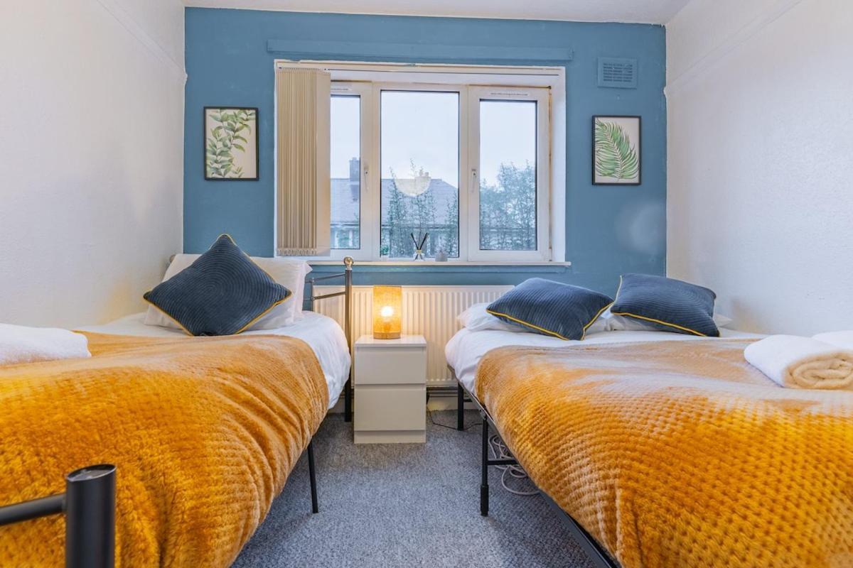 White House Apartment, Near Broadway Plaza, 2 Bedroom Sleeps 6, Free Wifi, Netflix Apartment Birmingham
