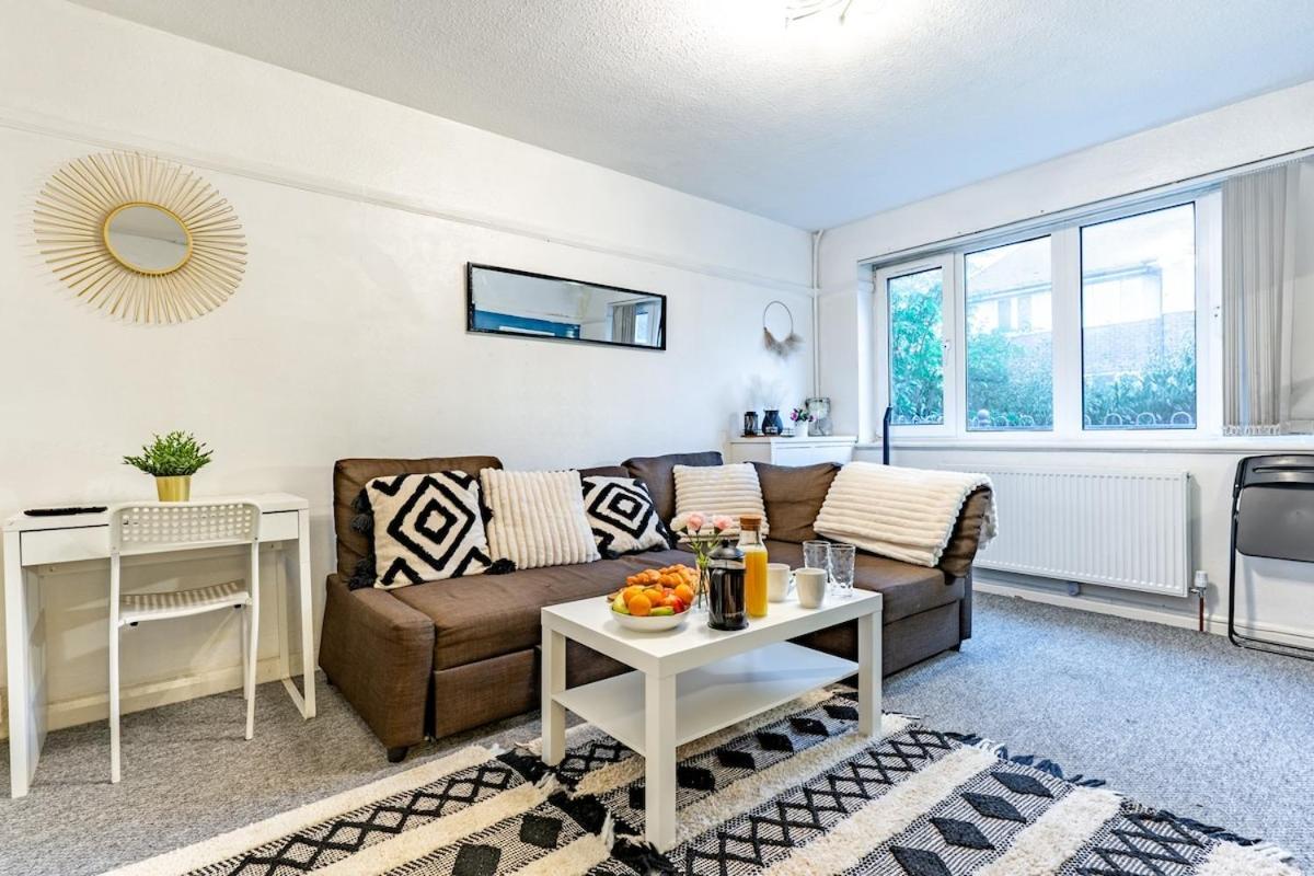 White House Apartment, Near Broadway Plaza, 2 Bedroom Sleeps 6, Free Wifi, Netflix Apartment Birmingham